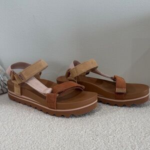 Reef Cushion REM hi Tan and pink sandals